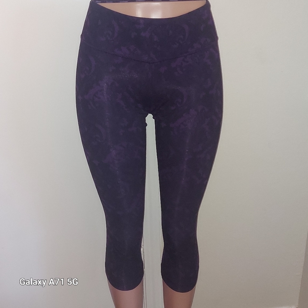 cropped, ending below the knee, a style often referred to as capri leggings.NNT